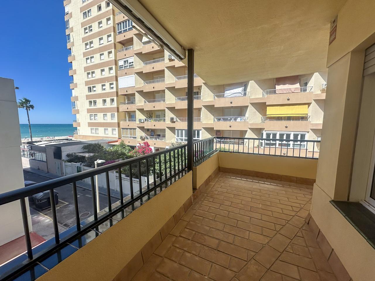 Amplio apartamento con terraza y vistas al mar