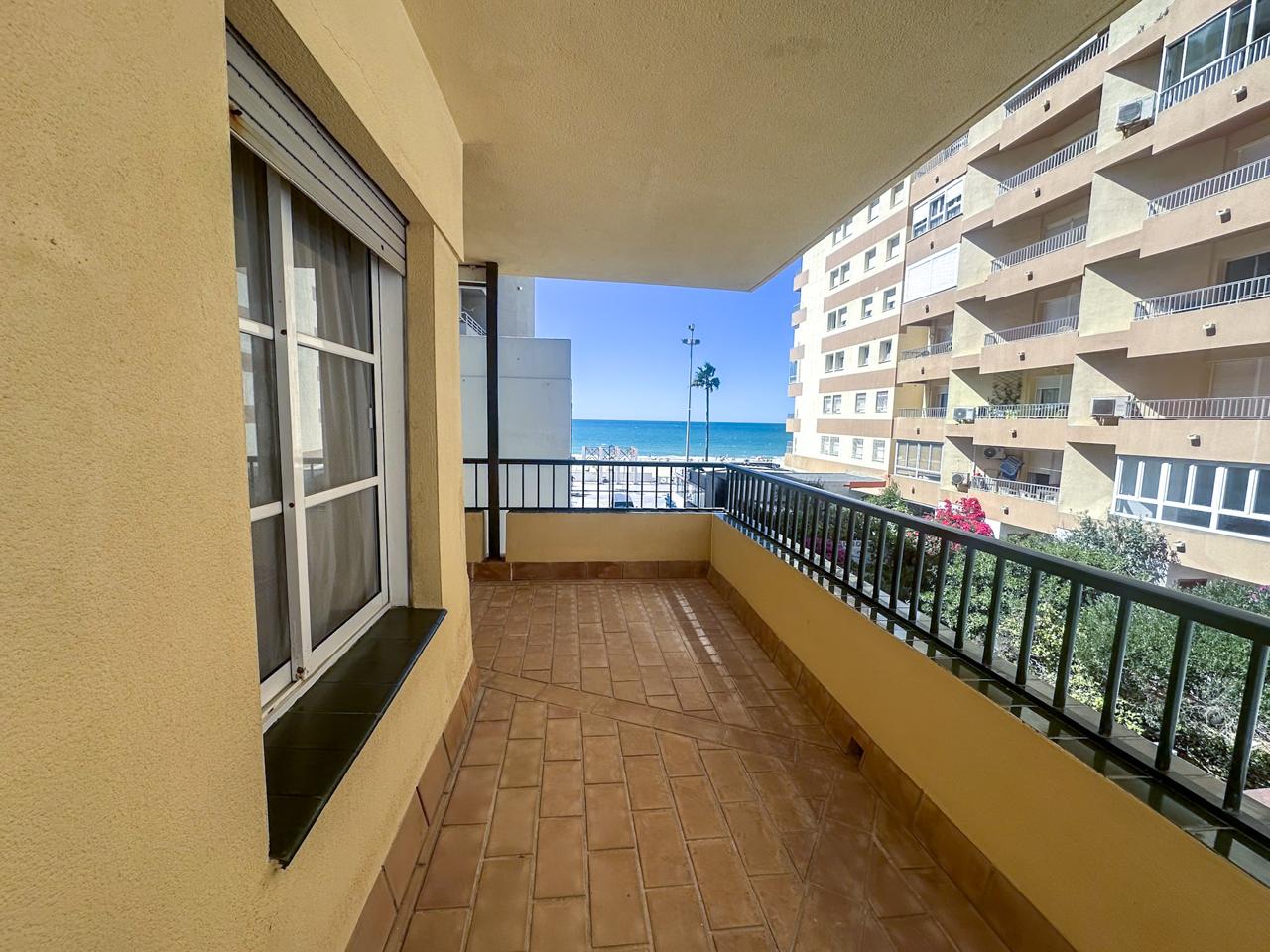 Amplio apartamento con terraza y vistas al mar