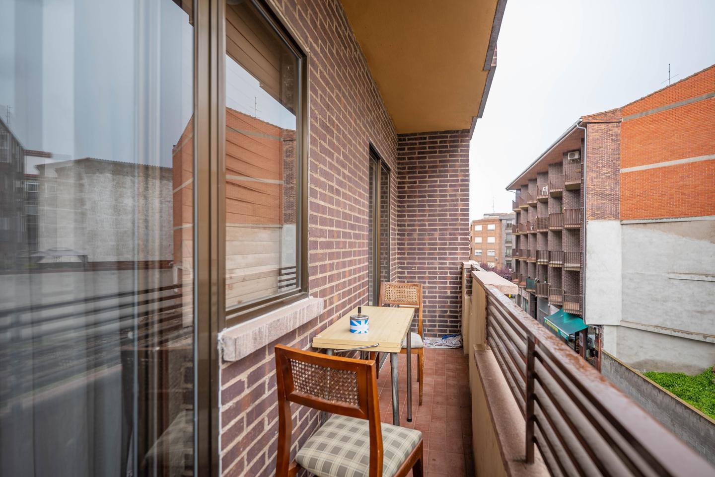 Céntrico piso de tres dormitorios con ascensor y terraza exterior.