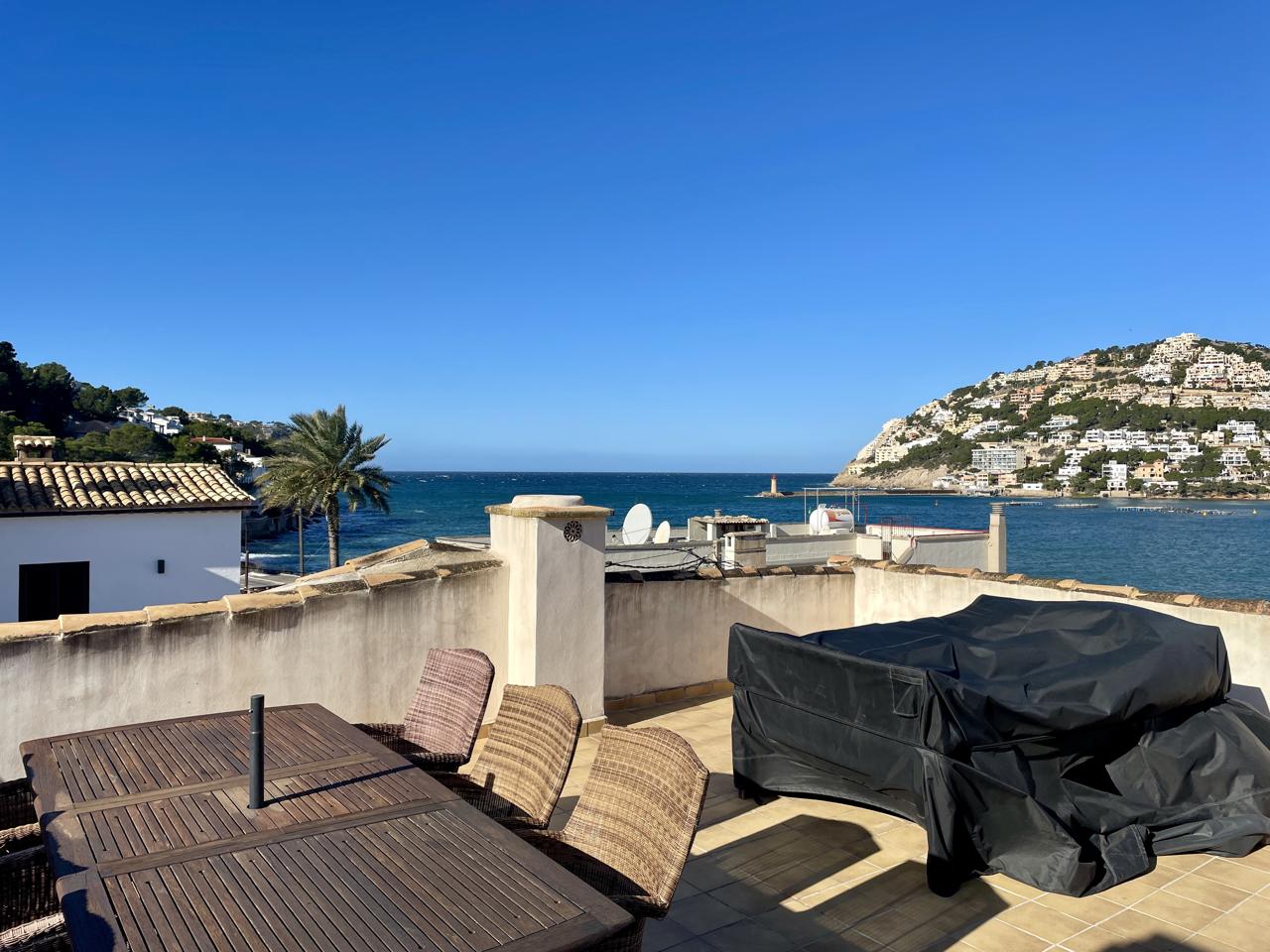Dúplex con azotea y vistas azul al puerto en alquiler de temporada en Port d’Andratx — Port d'Andratx