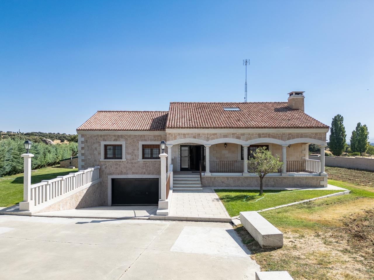 IMPRESIONANTE CHALET con gran parcela a 10 minutos de ÁVILA