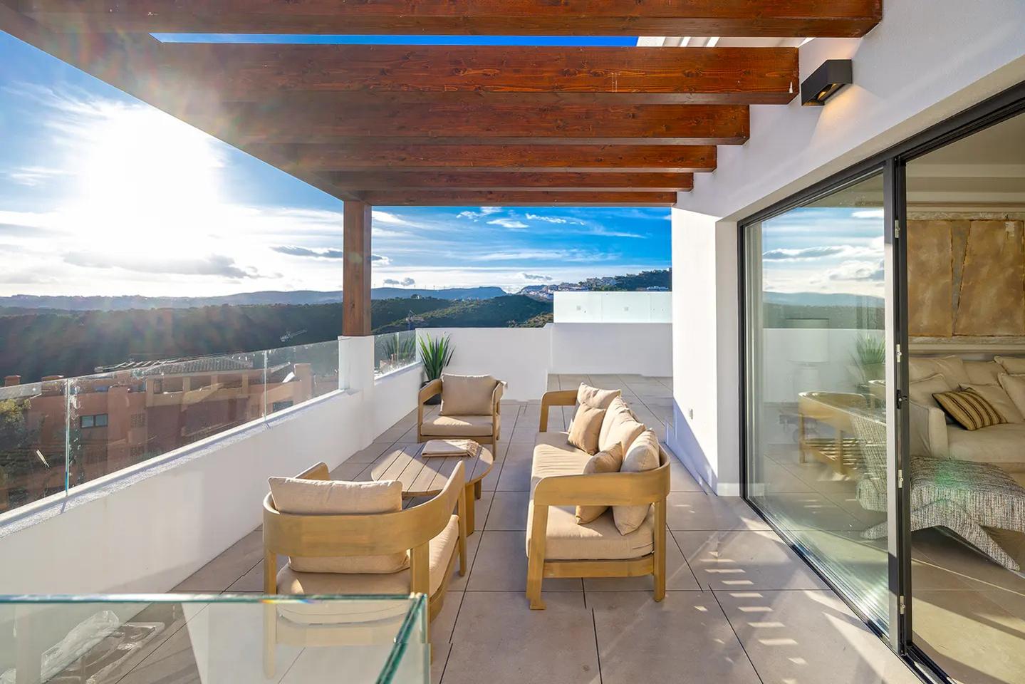 Luxury penthouse with front-facing sea views in Casares Cos…