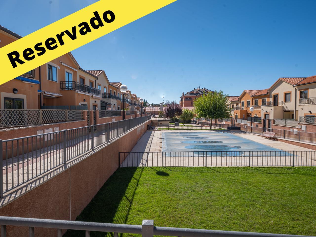 Acogedora vivienda unifamiliar en urbanización privada con zonas comunes.