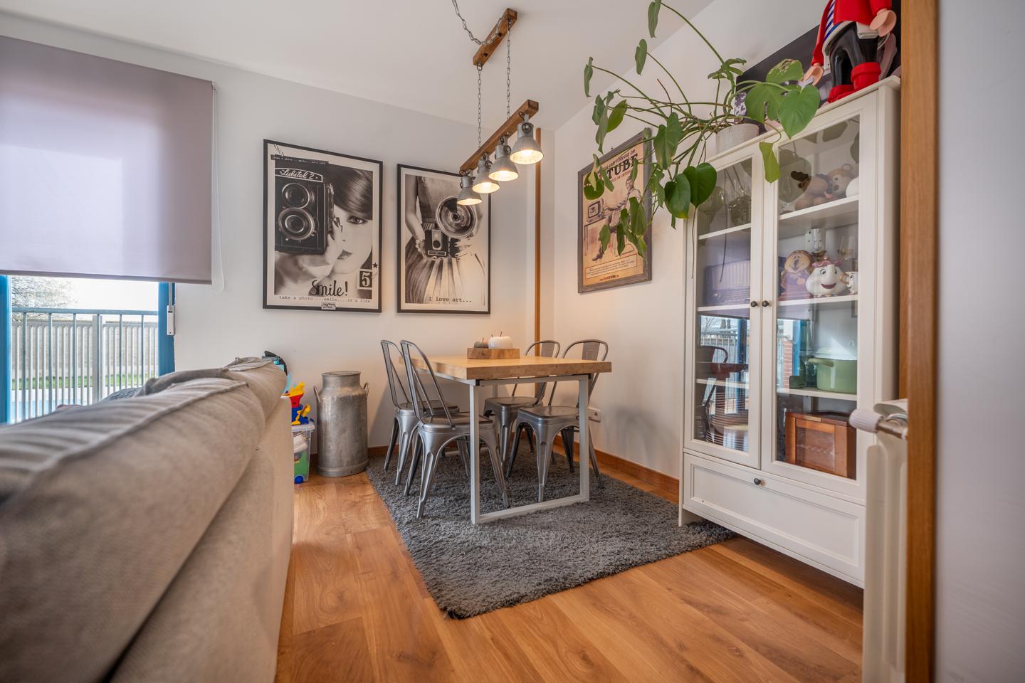 Piso de tres dormitorios, garaje y  trastero en urbanización con piscina.