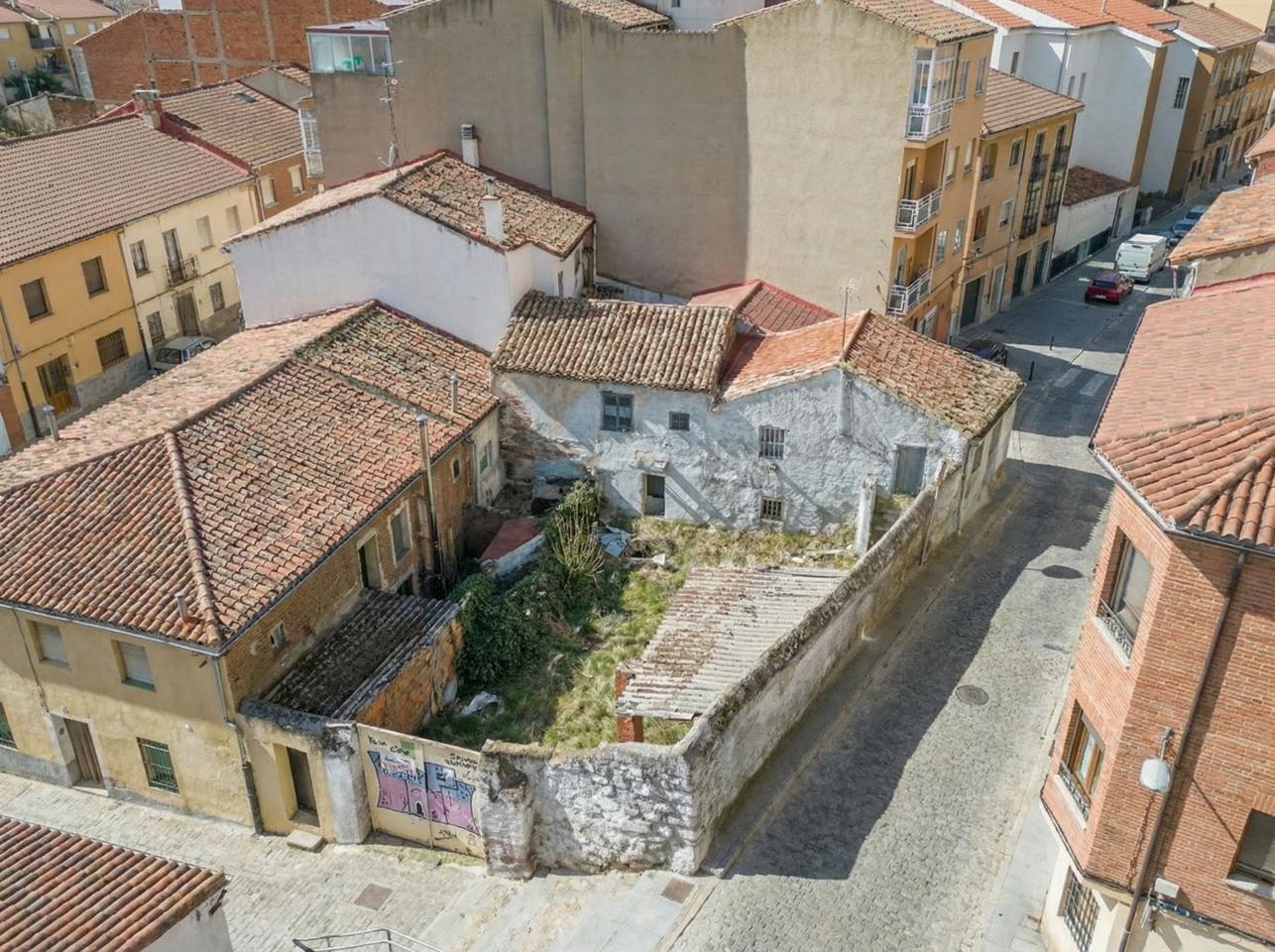 Terreno con casa a reformar completamente junto a PLAZA SANTA TERESA