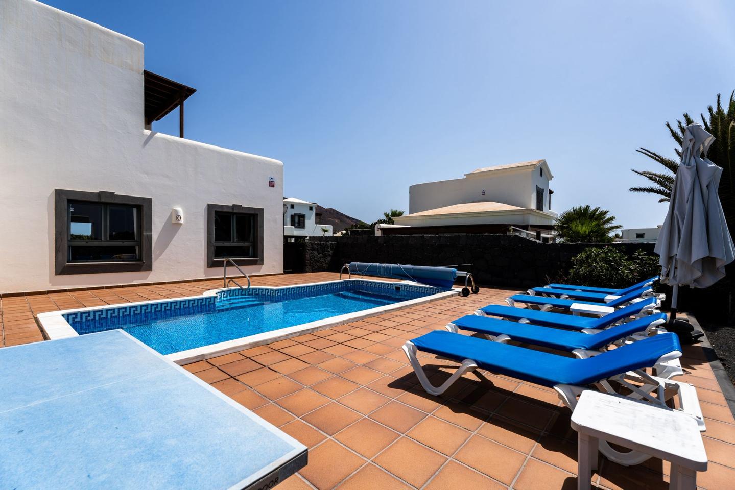Luxury 3 bed detached villa with private pool & sea views in Playa Blanca