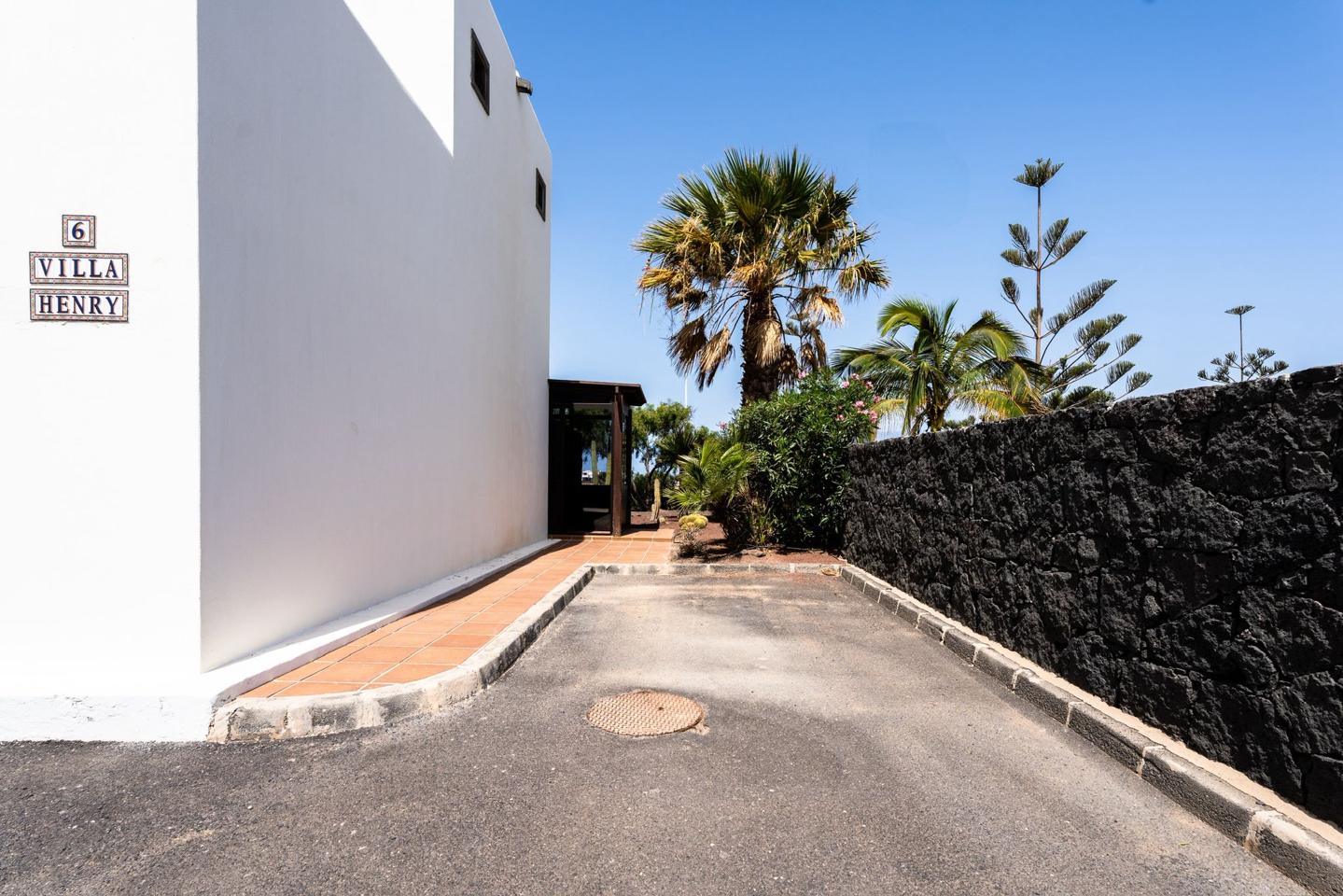 Luxury 3 bed detached villa with private pool & sea views in Playa Blanca