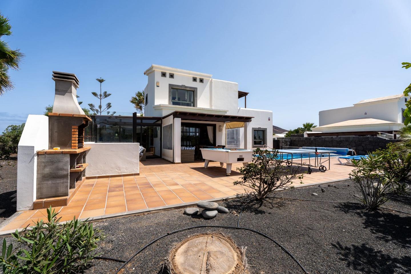 Luxury 3 bed detached villa with private pool & sea views in Playa Blanca