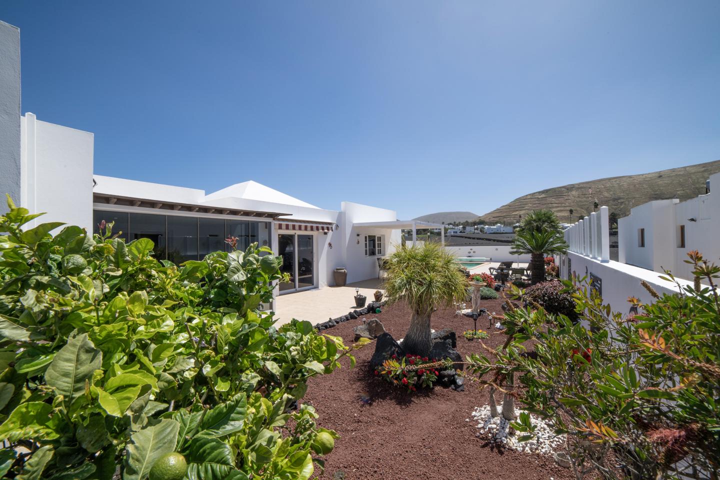 4 Bedroom Detached Villa with Private Pool, Yaiza