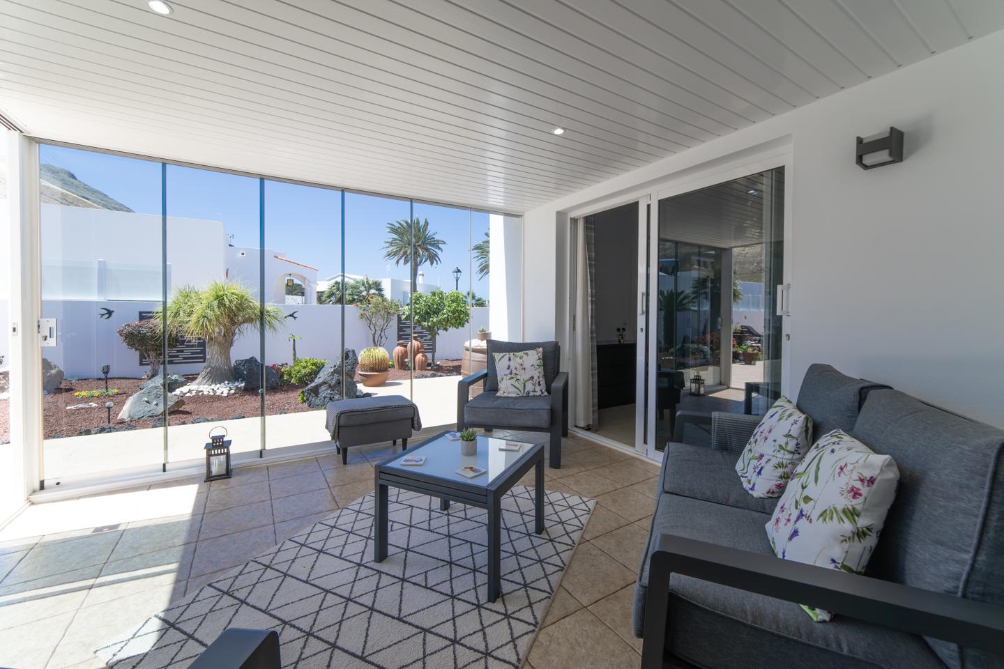 4 Bedroom Detached Villa with Private Pool, Yaiza