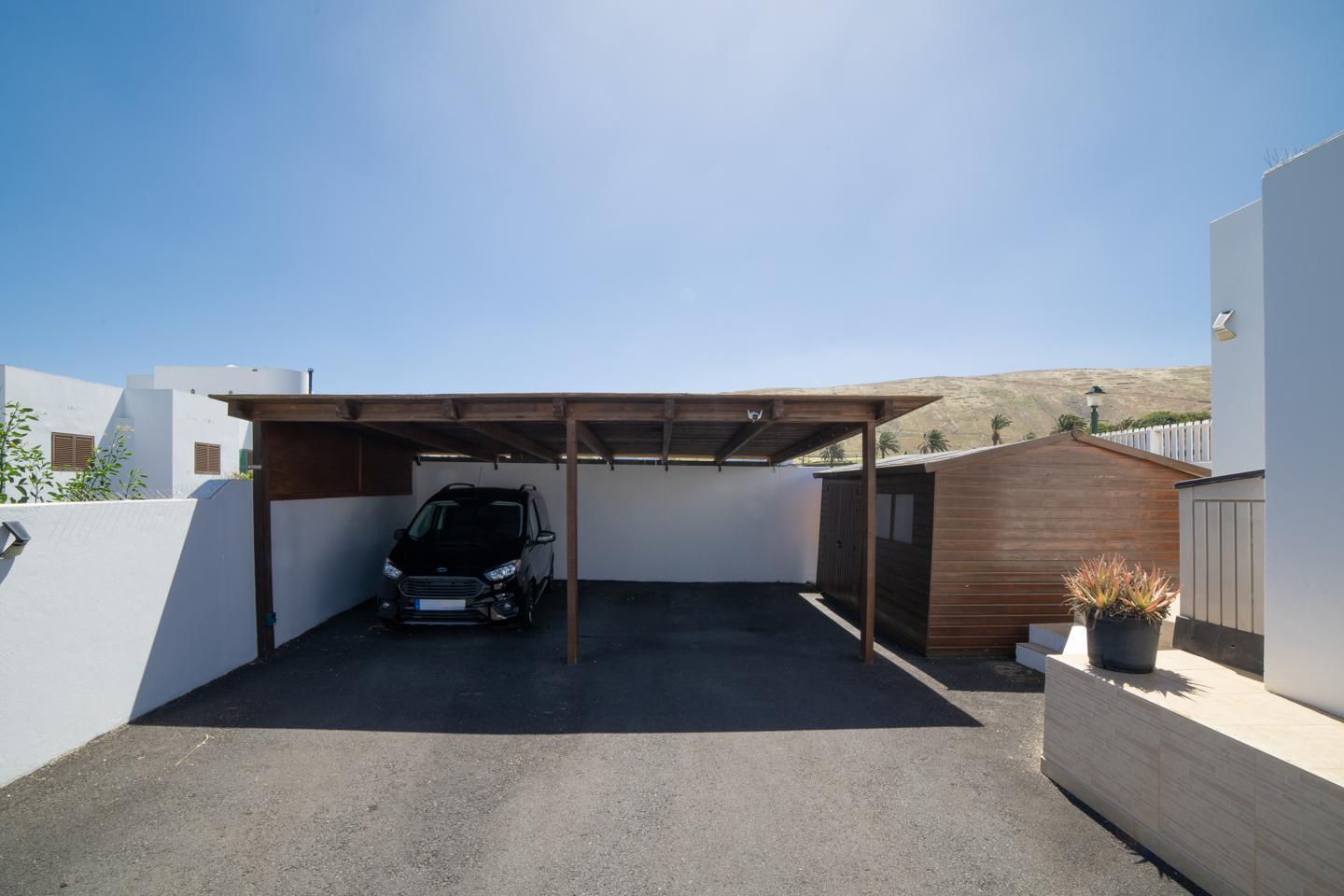 4 Bedroom Detached Villa with Private Pool, Yaiza