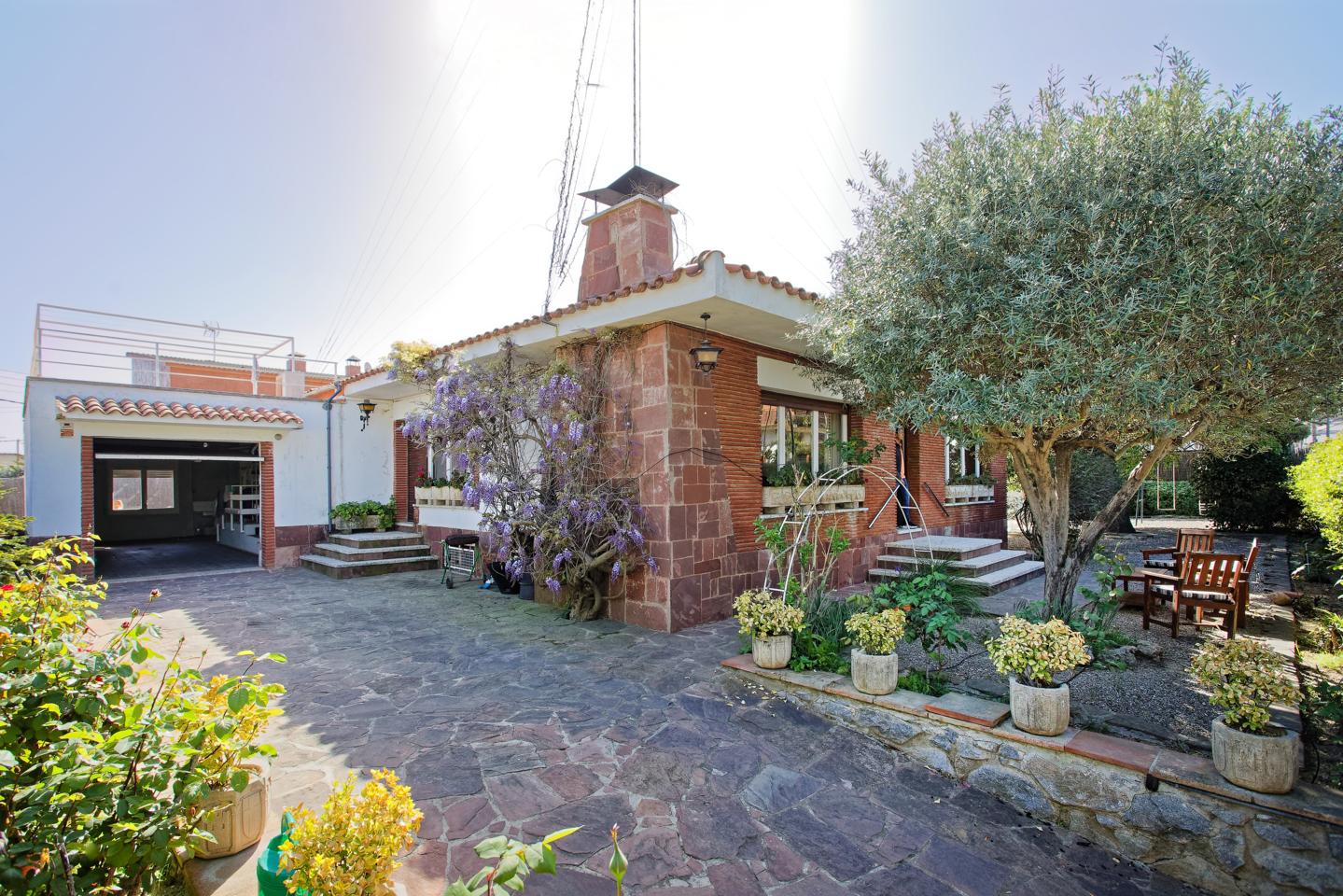 Villa in Carrer de Grècia, Terrassa, Barcelona of 242 m2