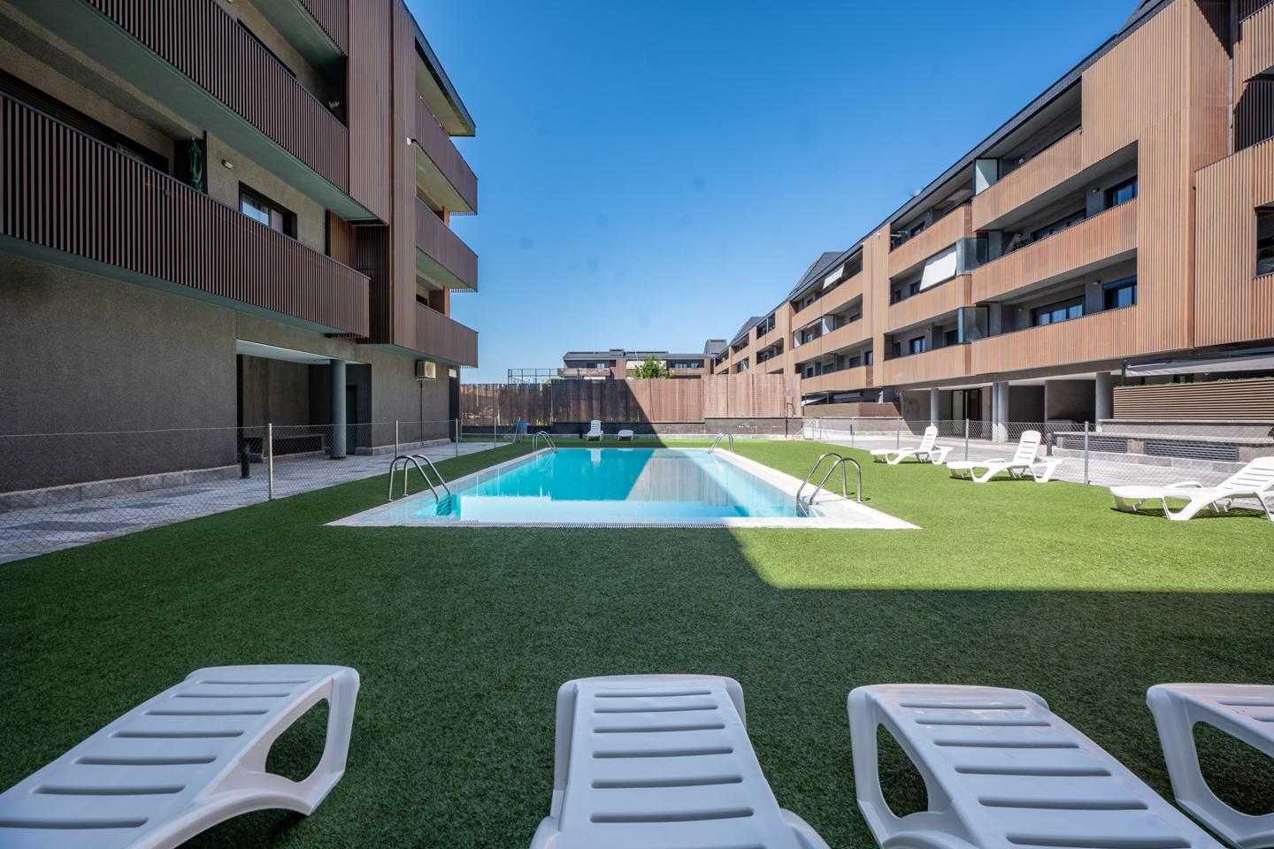 Exclusiva vivienda con gran terraza, 2 garajes y urbanización con piscina y pista de padel en Las Hervencias