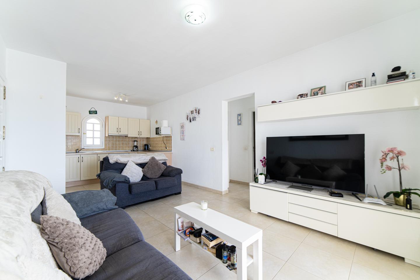 Ideally Located 2 Bed Sea View Top Floor Apartment