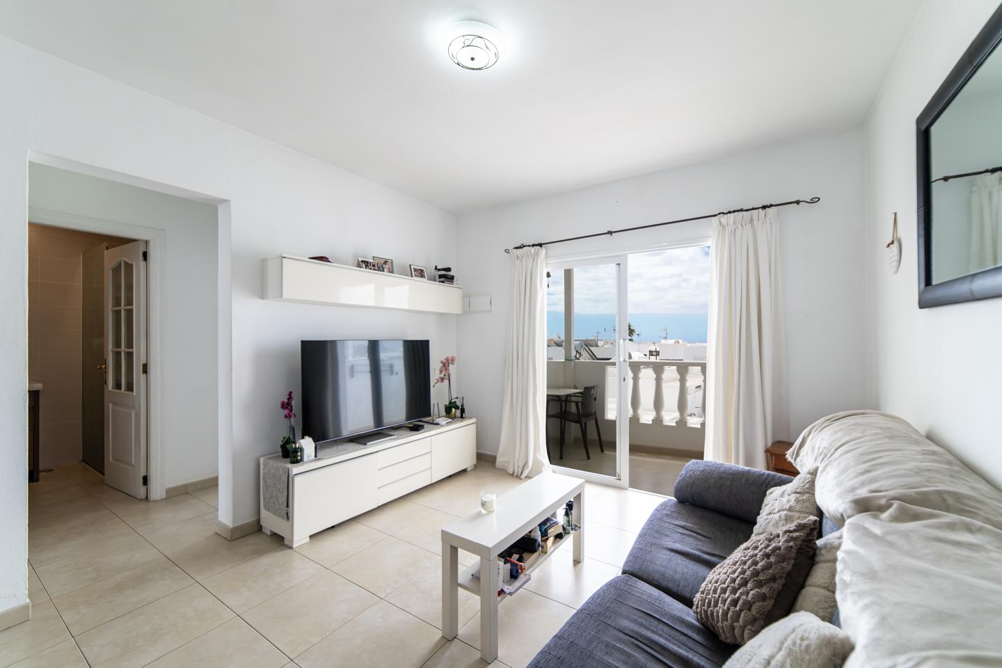 Ideally Located 2 Bed Sea View Top Floor Apartment
