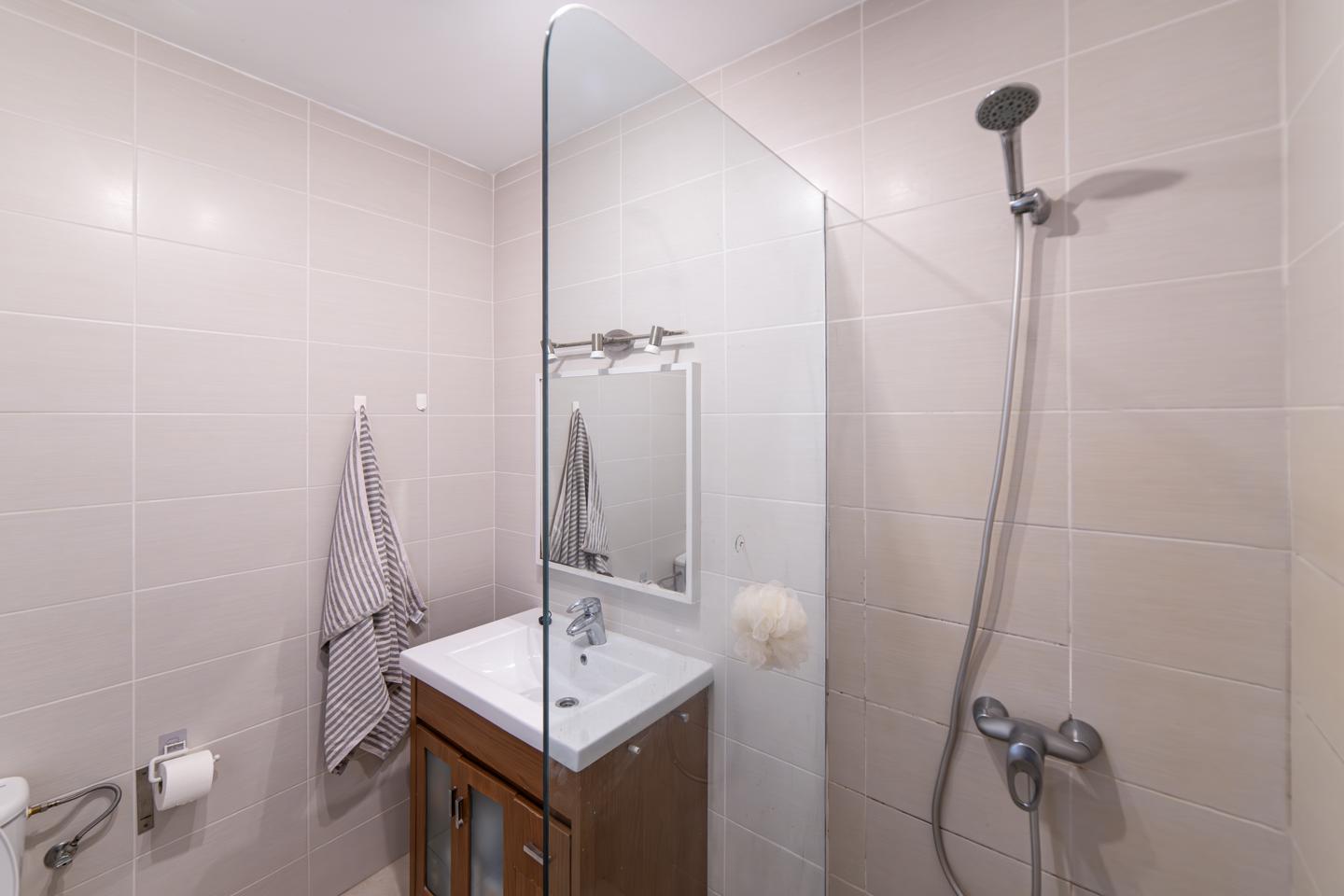 Ideally Located 2 Bed Sea View Top Floor Apartment