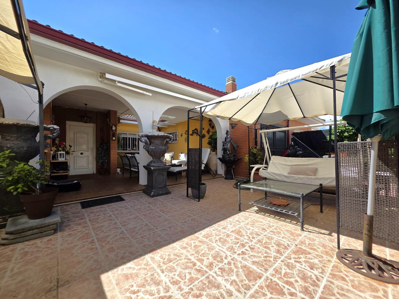 Villa in Avenida Roma, El Casar, Guadalajara of 343 m2