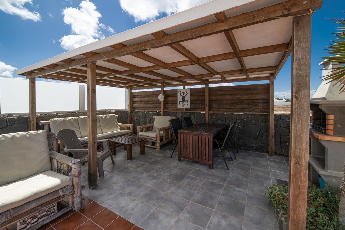 Impressive 4 Bed Villa with Pool & Fantastic Potential