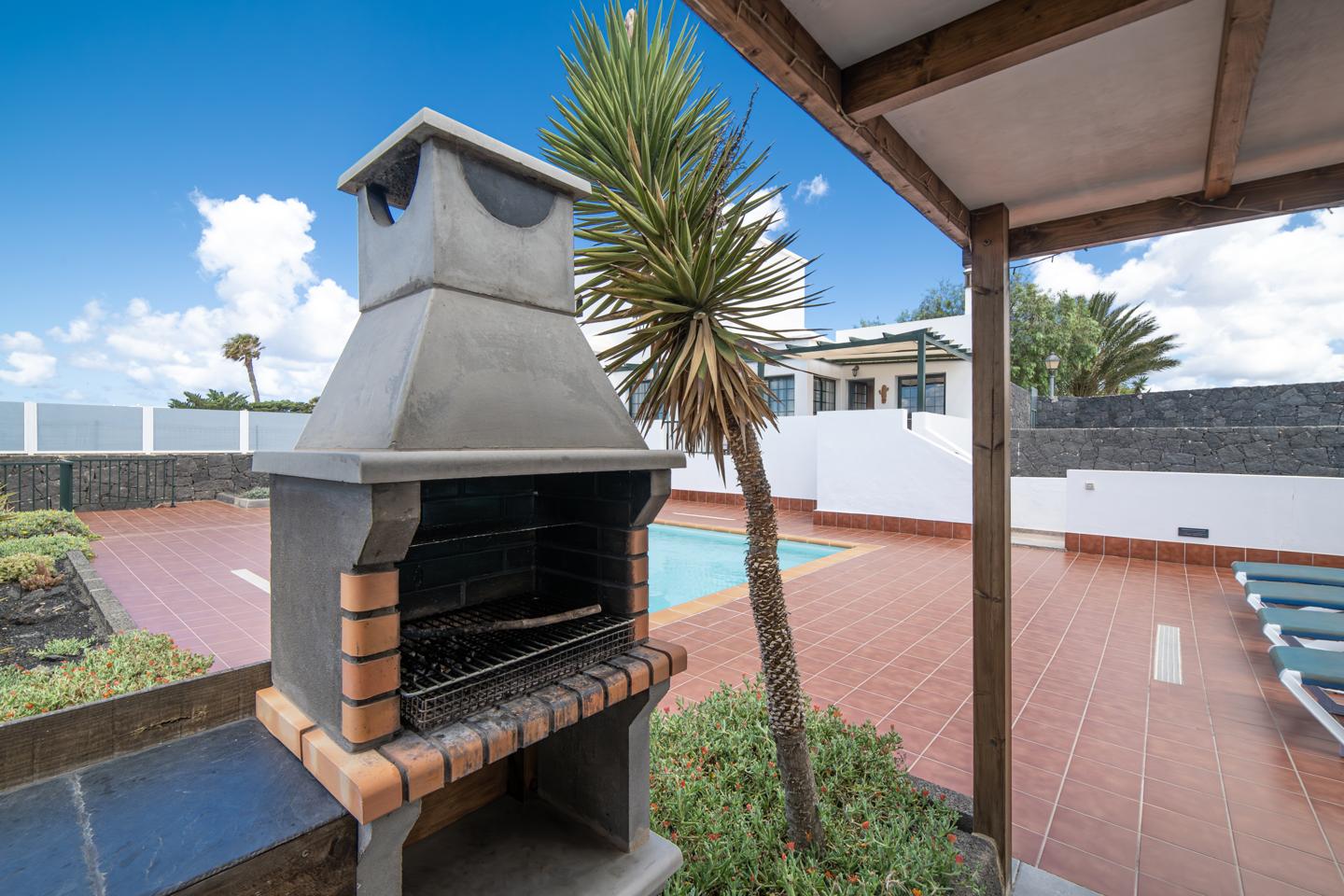 Impressive 4 Bed Villa with Pool & Fantastic Potential
