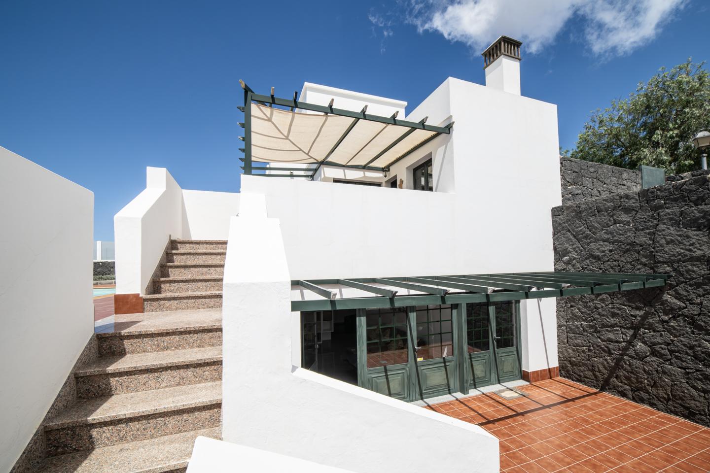Impressive 4 Bed Villa with Pool & Fantastic Potential
