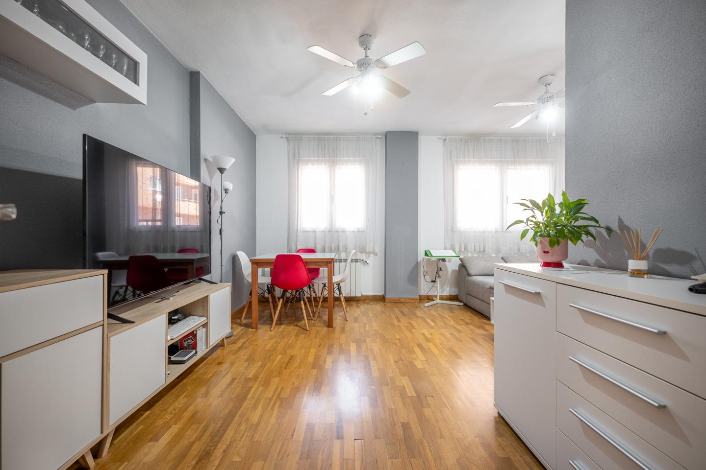 Acogedor piso de tres dormitorios con garaje y trastero para entrar a vivir.