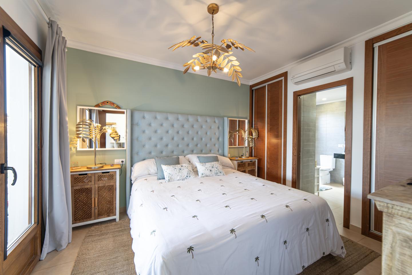 Exceptional 5 Bed Villa with Pool & Beautifully Appointed Interiors