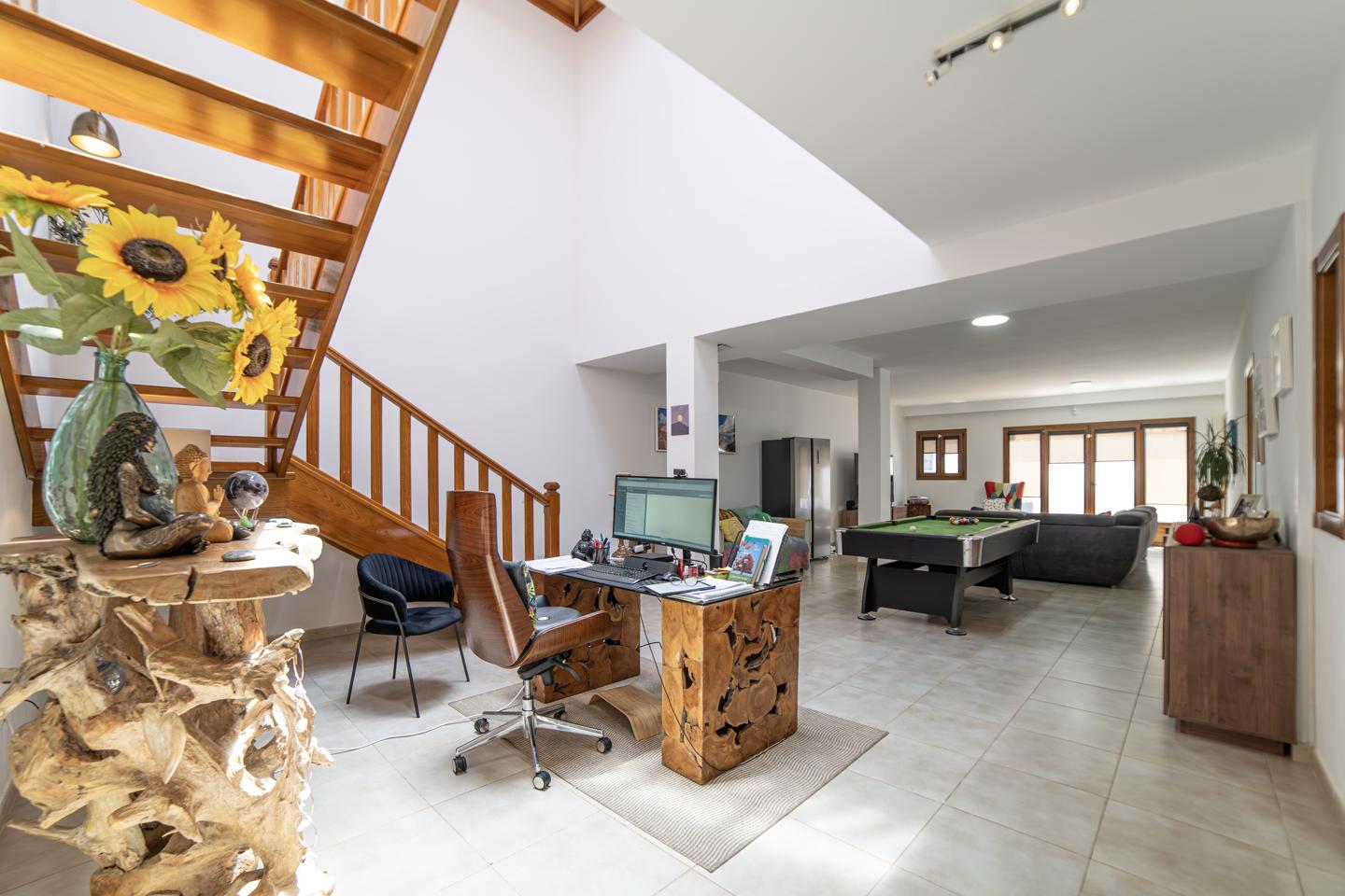 Exceptional 5 Bed Villa with Pool & Beautifully Appointed Interiors