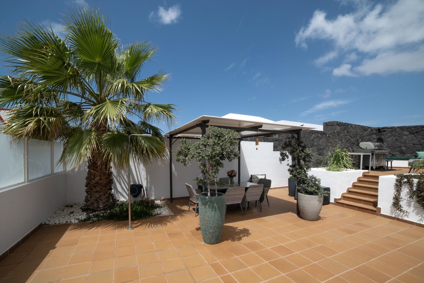 Exceptional 5 Bed Villa with Pool & Beautifully Appointed Interiors