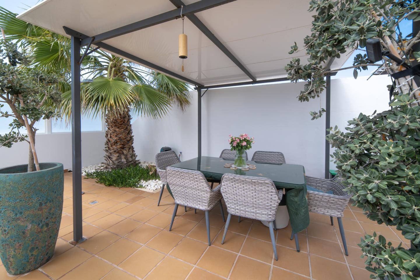 Exceptional 5 Bed Villa with Pool & Beautifully Appointed Interiors
