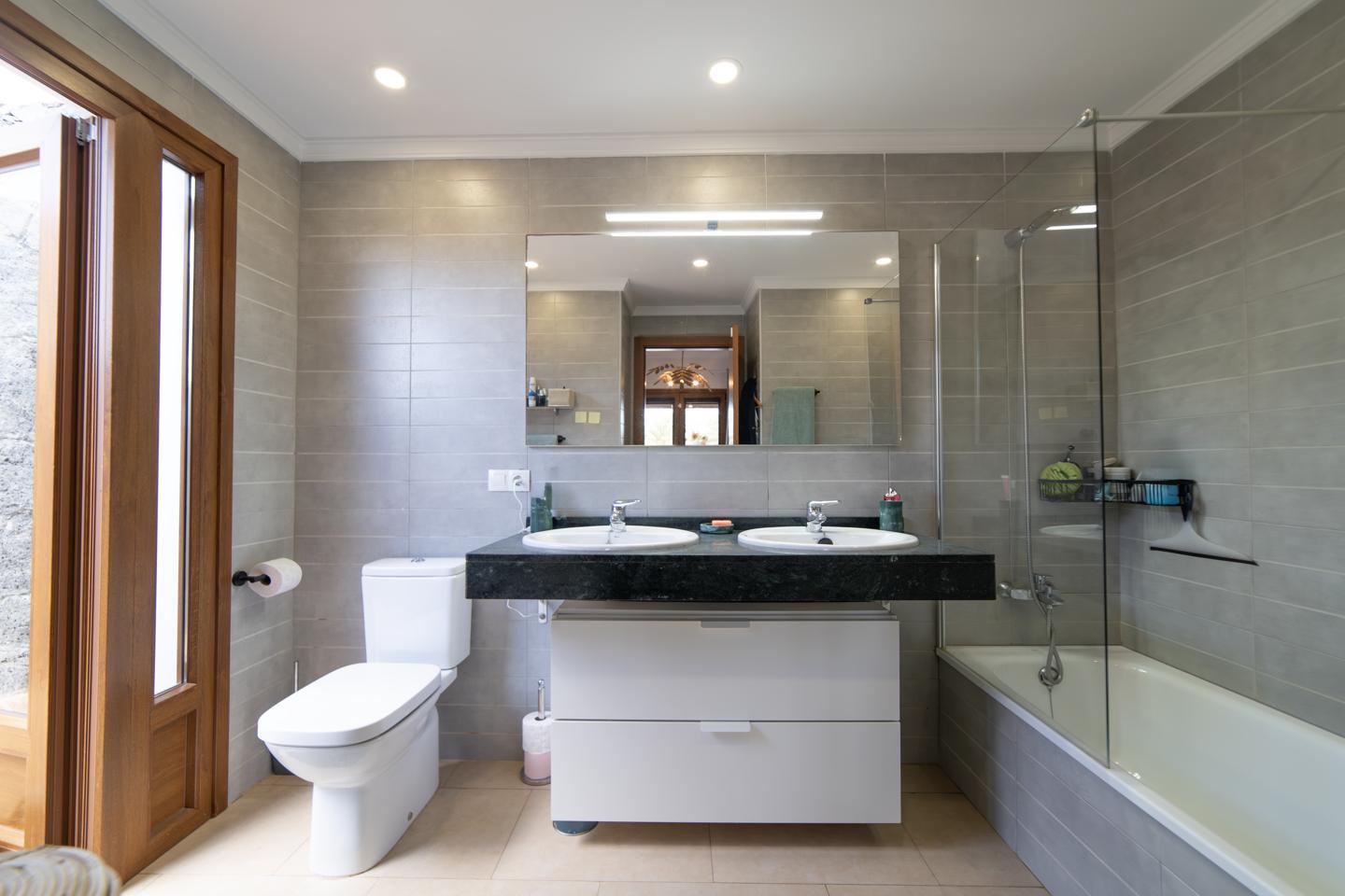 Exceptional 5 Bed Villa with Pool & Beautifully Appointed Interiors