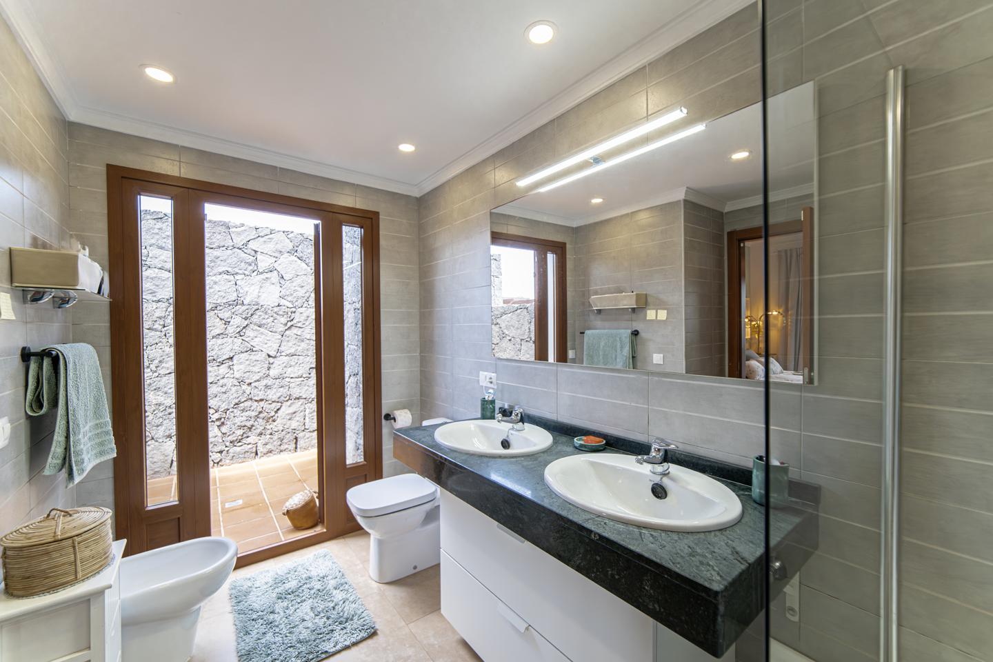 Exceptional 5 Bed Villa with Pool & Beautifully Appointed Interiors