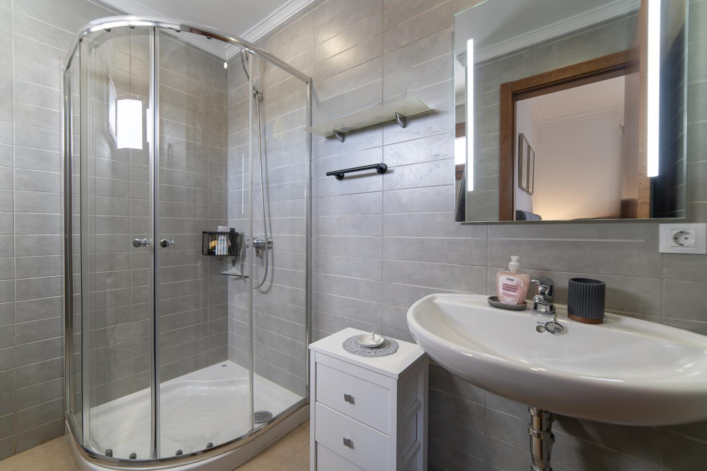 Exceptional 5 Bed Villa with Pool & Beautifully Appointed Interiors