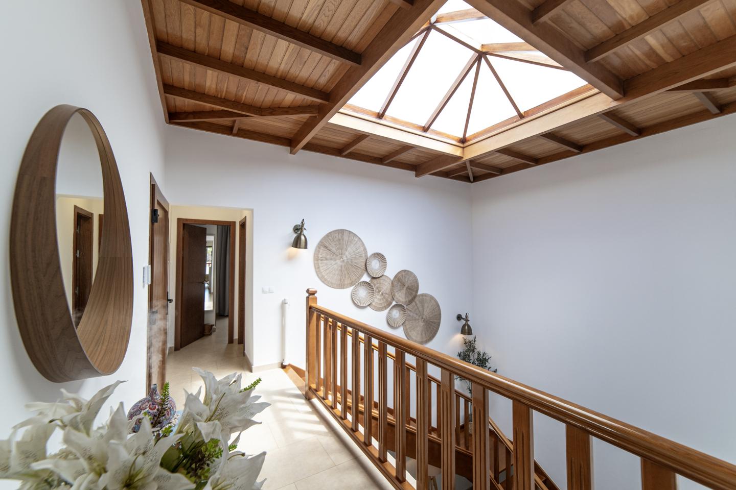 Exceptional 5 Bed Villa with Pool & Beautifully Appointed Interiors