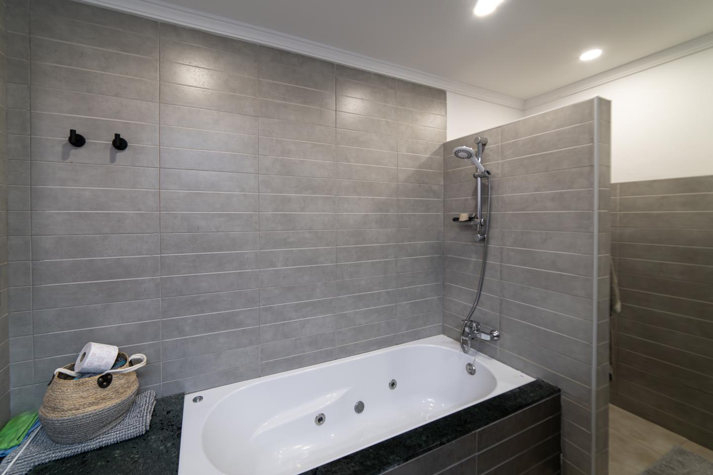 Exceptional 5 Bed Villa with Pool & Beautifully Appointed Interiors