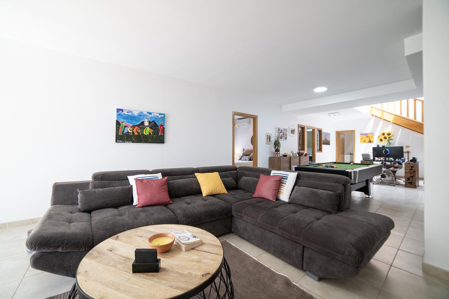 Exceptional 5 Bed Villa with Pool & Beautifully Appointed Interiors