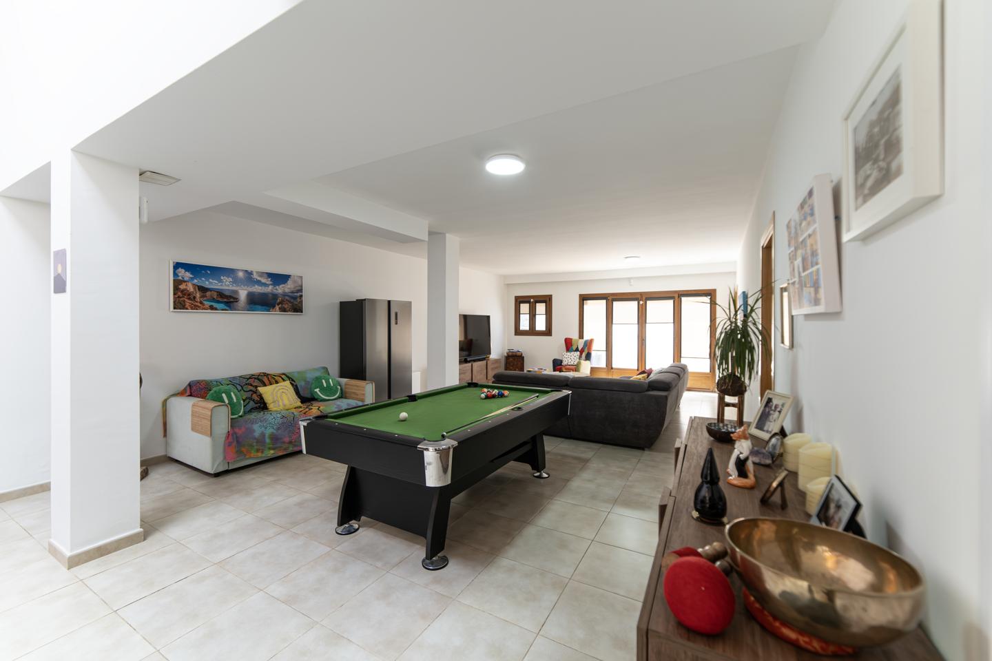 Exceptional 5 Bed Villa with Pool & Beautifully Appointed Interiors