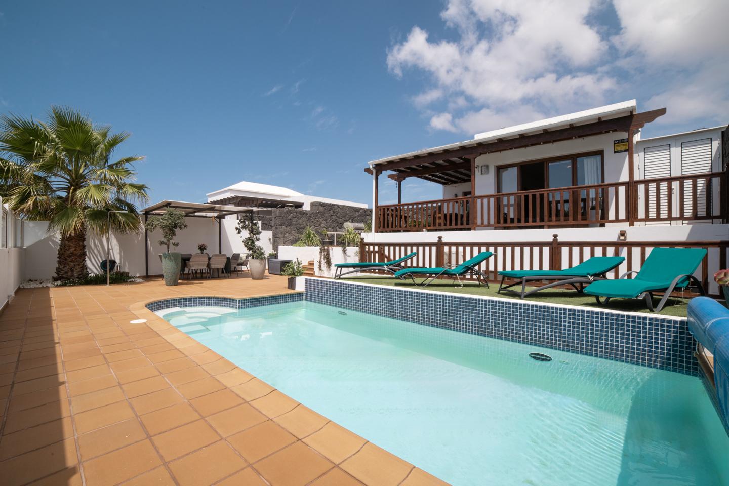 Exceptional 5 Bed Villa with Pool & Beautifully Appointed Interiors