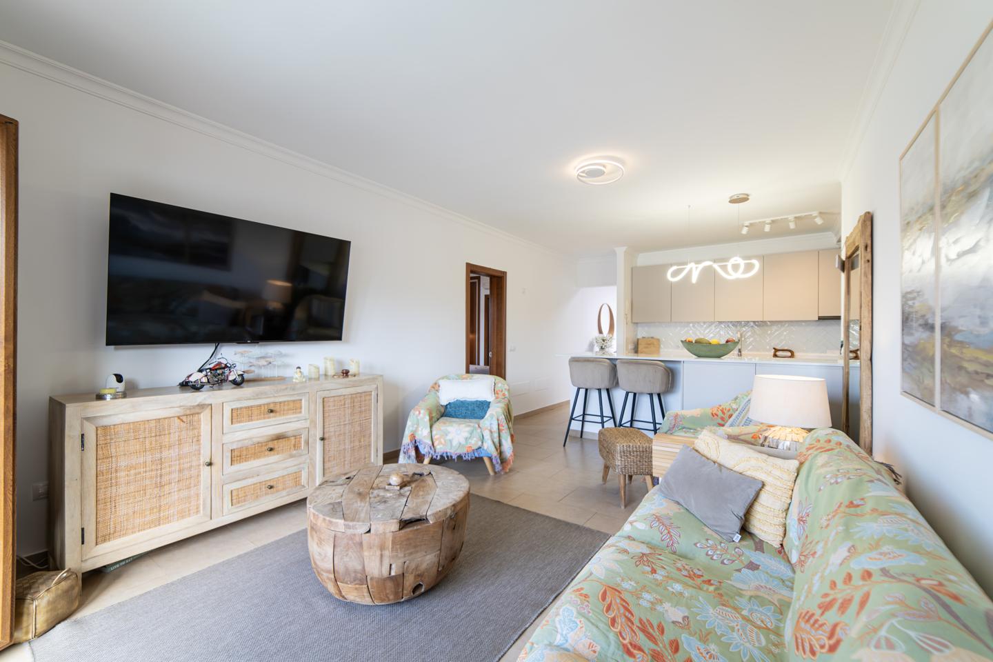 Exceptional 5 Bed Villa with Pool & Beautifully Appointed Interiors