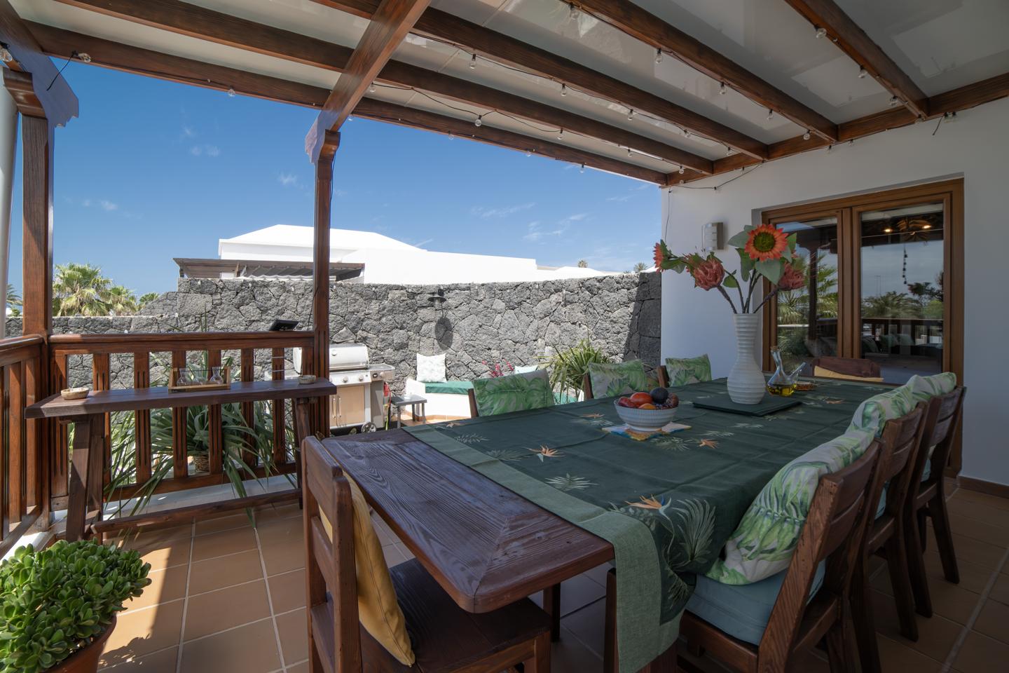 Exceptional 5 Bed Villa with Pool & Beautifully Appointed Interiors