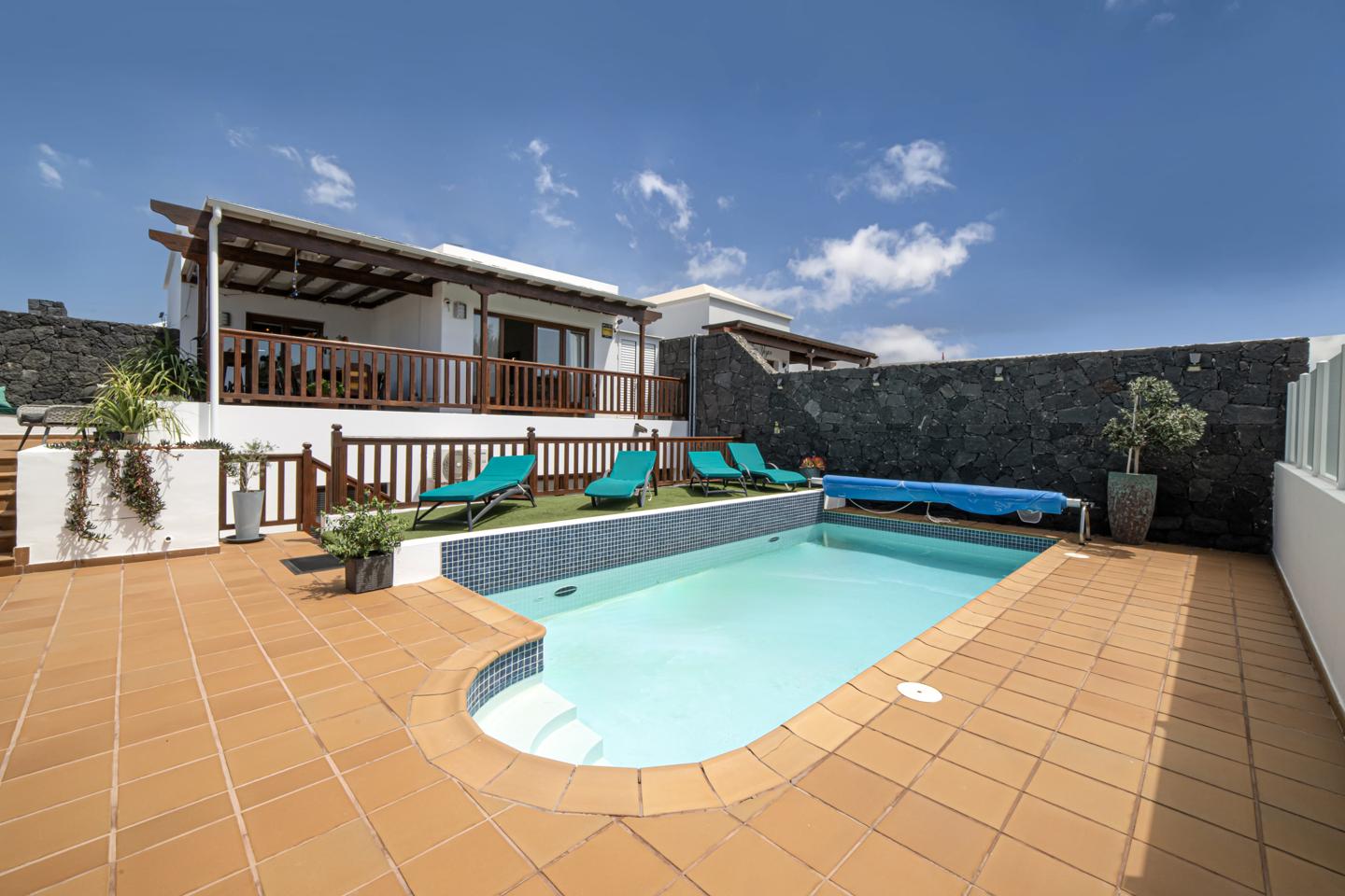 Exceptional 5 Bed Villa with Pool & Beautifully Appointed Interiors