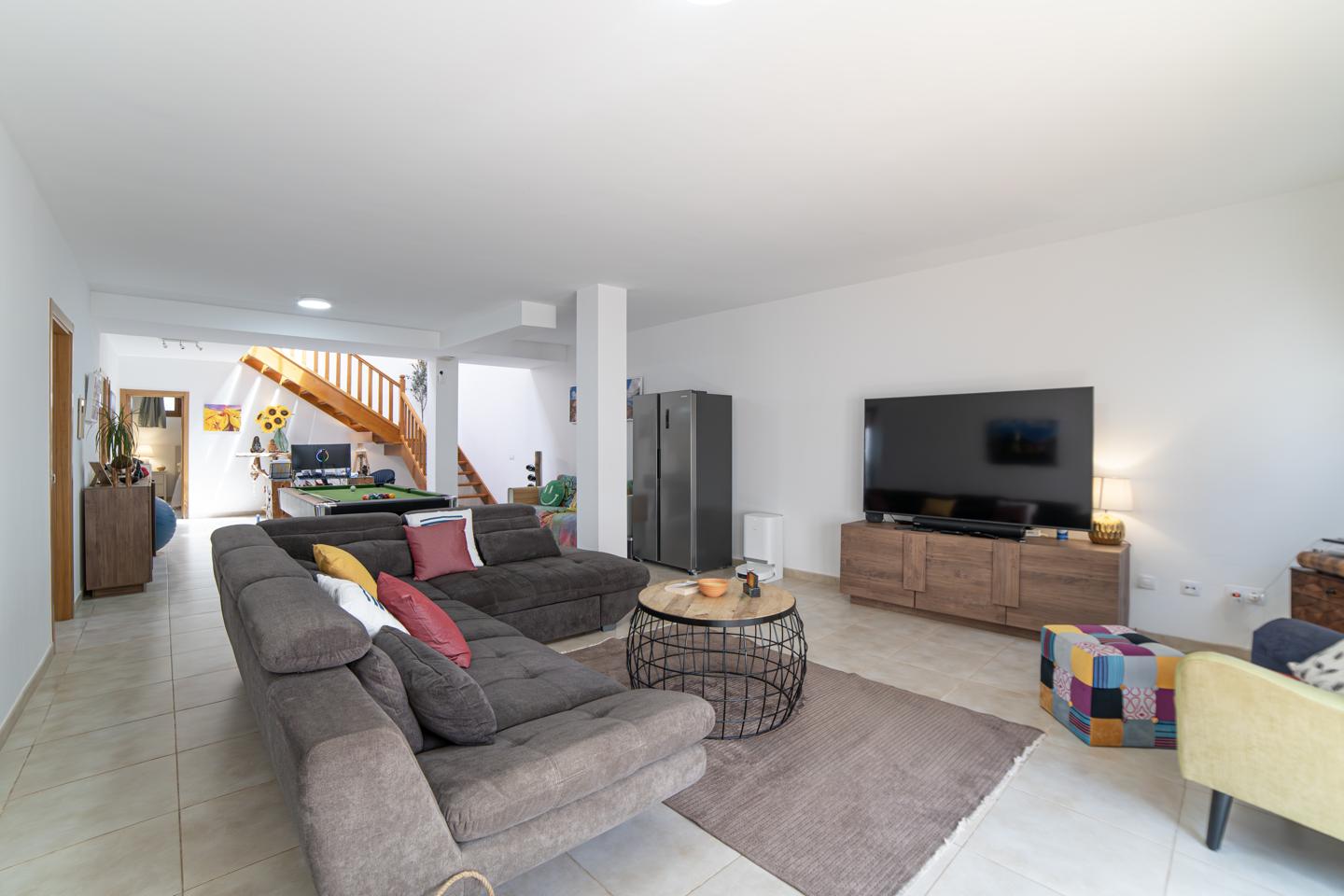 Exceptional 5 Bed Villa with Pool & Beautifully Appointed Interiors