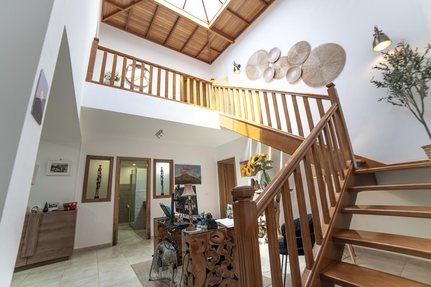 Exceptional 5 Bed Villa with Pool & Beautifully Appointed Interiors