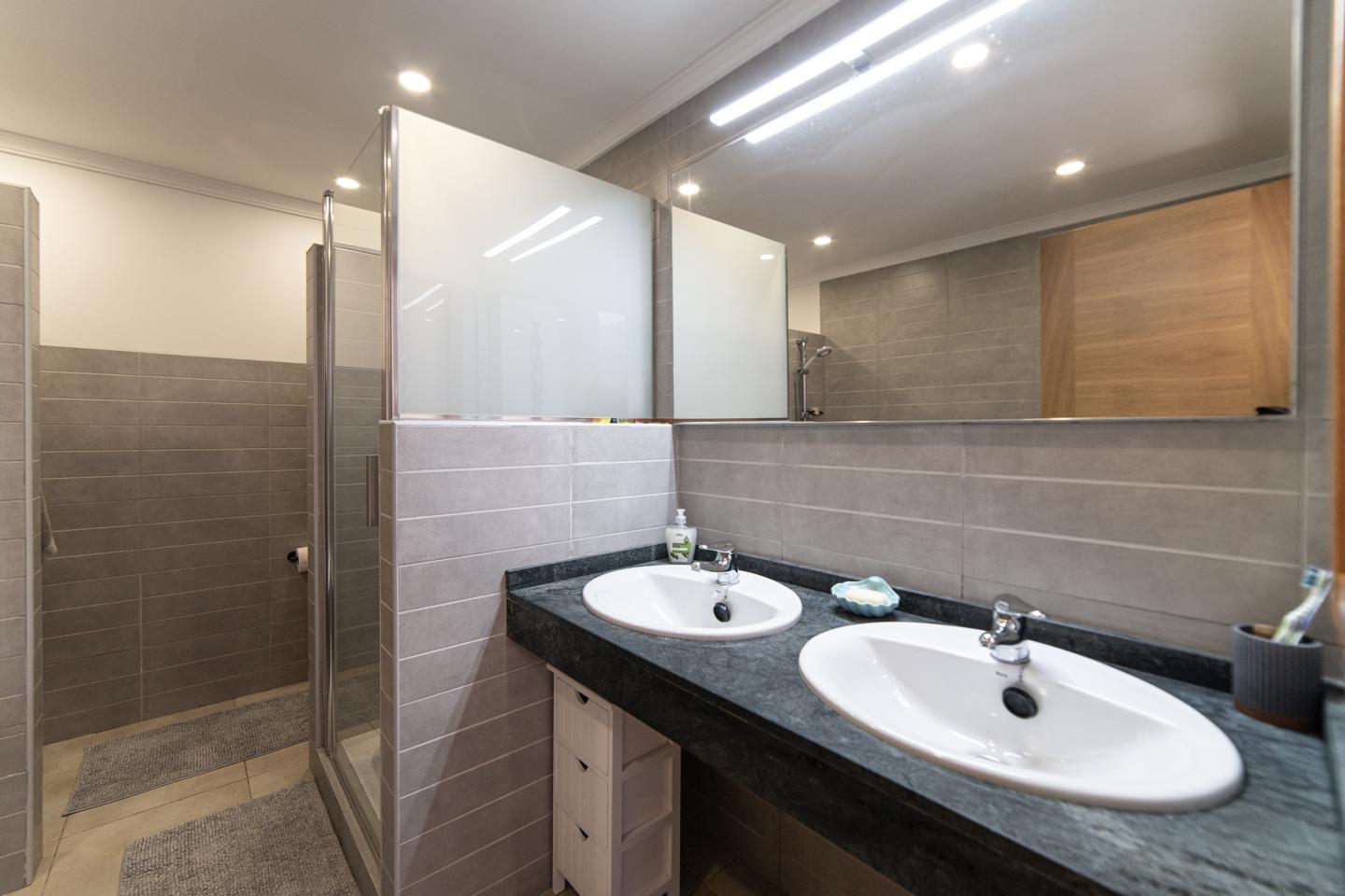 Exceptional 5 Bed Villa with Pool & Beautifully Appointed Interiors