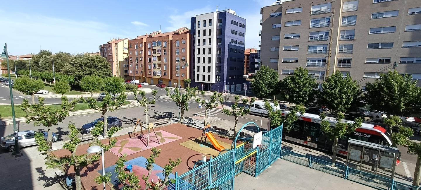 Piso en Calle de Demetrio Monteserín, León, León de 73 m2