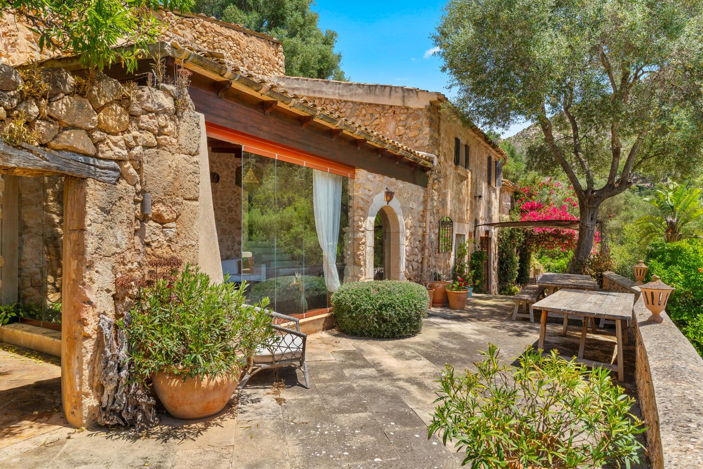 Finca rústica con carácter, vistas abiertas y piscina — Andratx