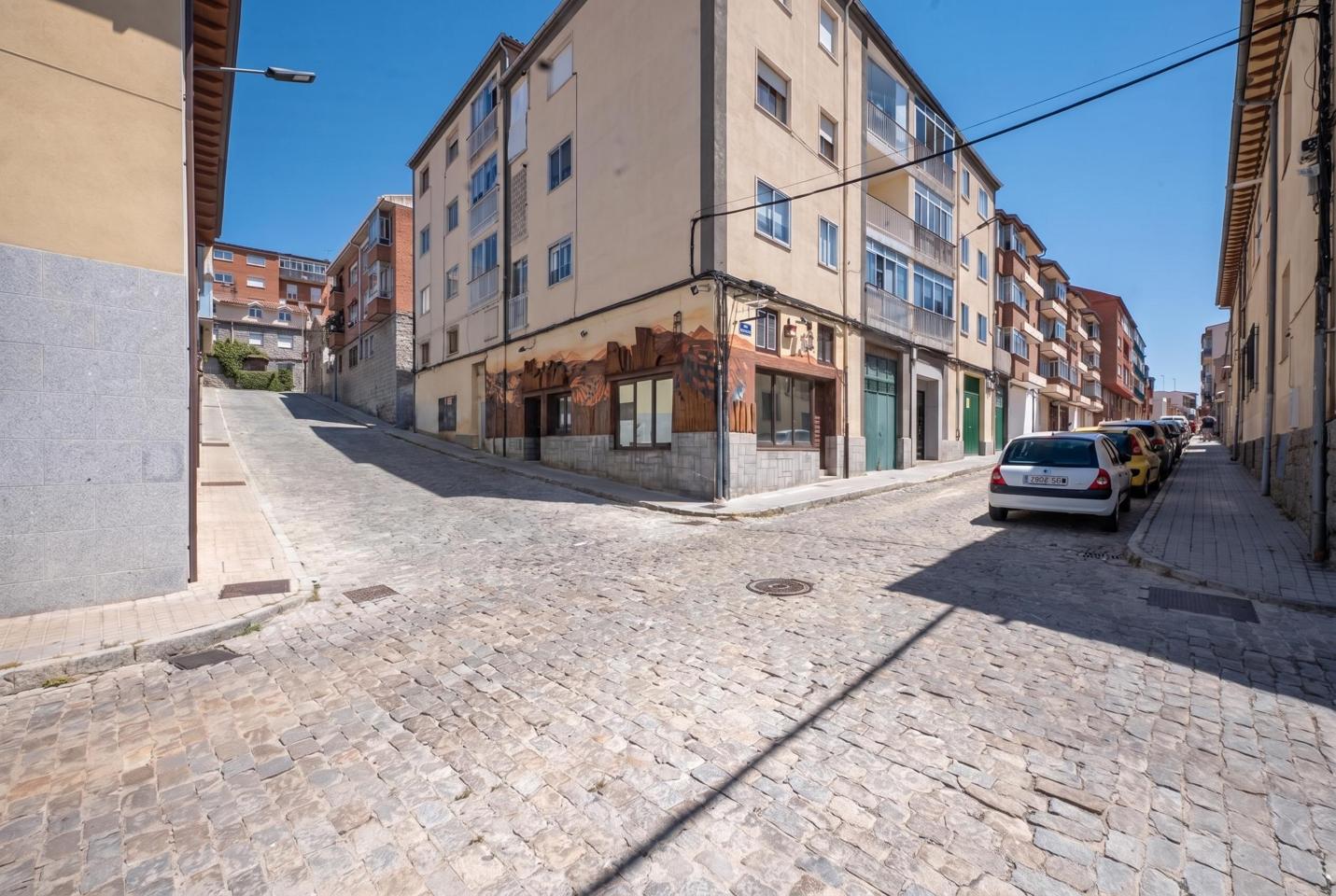 LOCAL con Doble Altura en esquina IDEAL PARA VIVIENDA