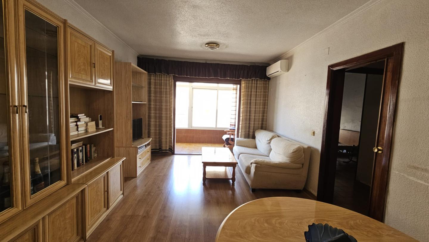 Flat in Calle San Policarpo, Torrevieja, Alicante of 120 m2
