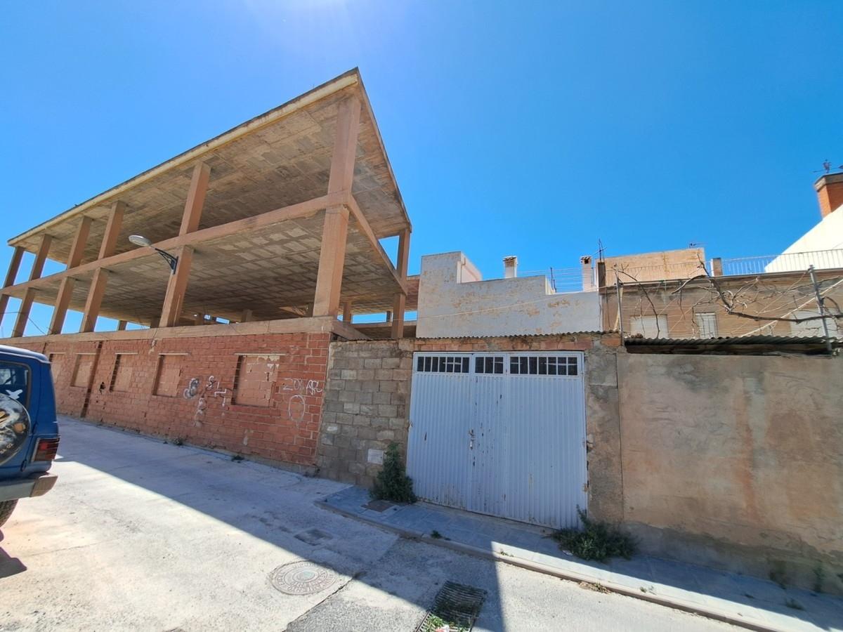 foto de EDIFICIO OBRA PARADA EN VELEZ DE BENAUDALLA, GRANADA