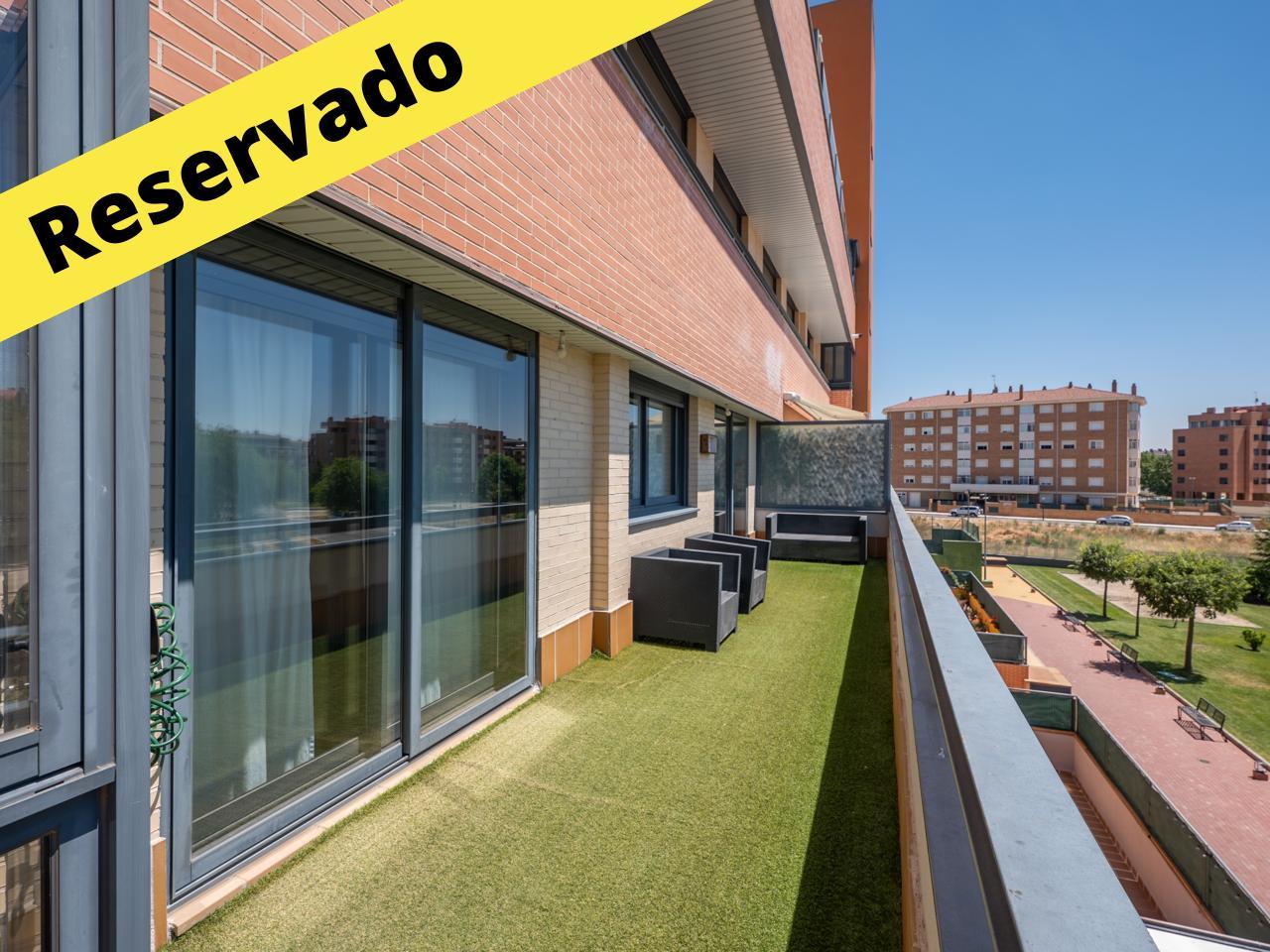 PISO con GRAN TERRAZA en Urbanización Privada en Av. Derechos Humanos
