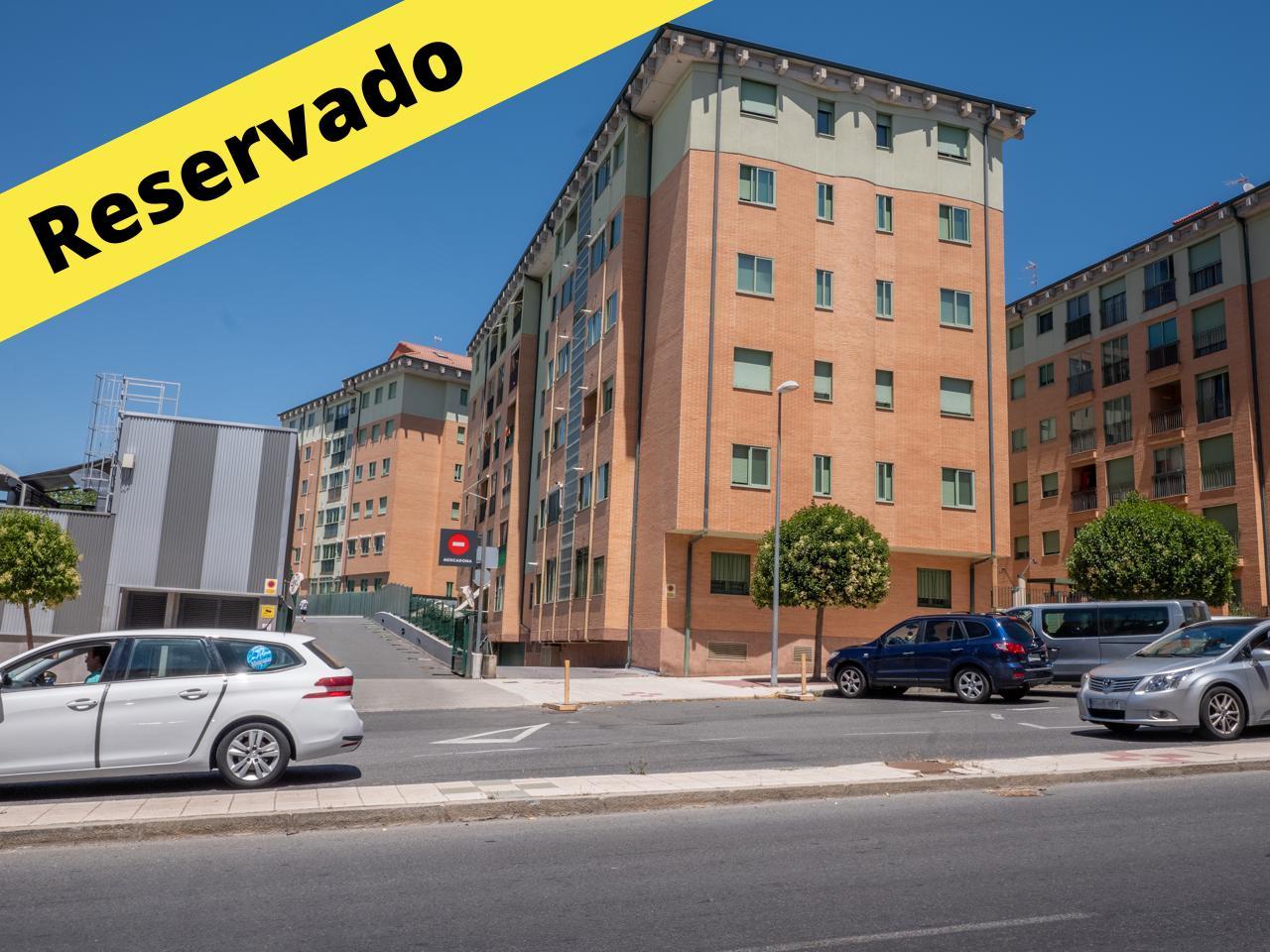 Plaza de garaje junto al supermercado de MERCADONA -B. de la Universidad.